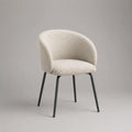 Sedia imbottita in tessuto beige con schienale arrotondato, braccioli e piedi in acciaio nero, 58 × 58 × 78 cm