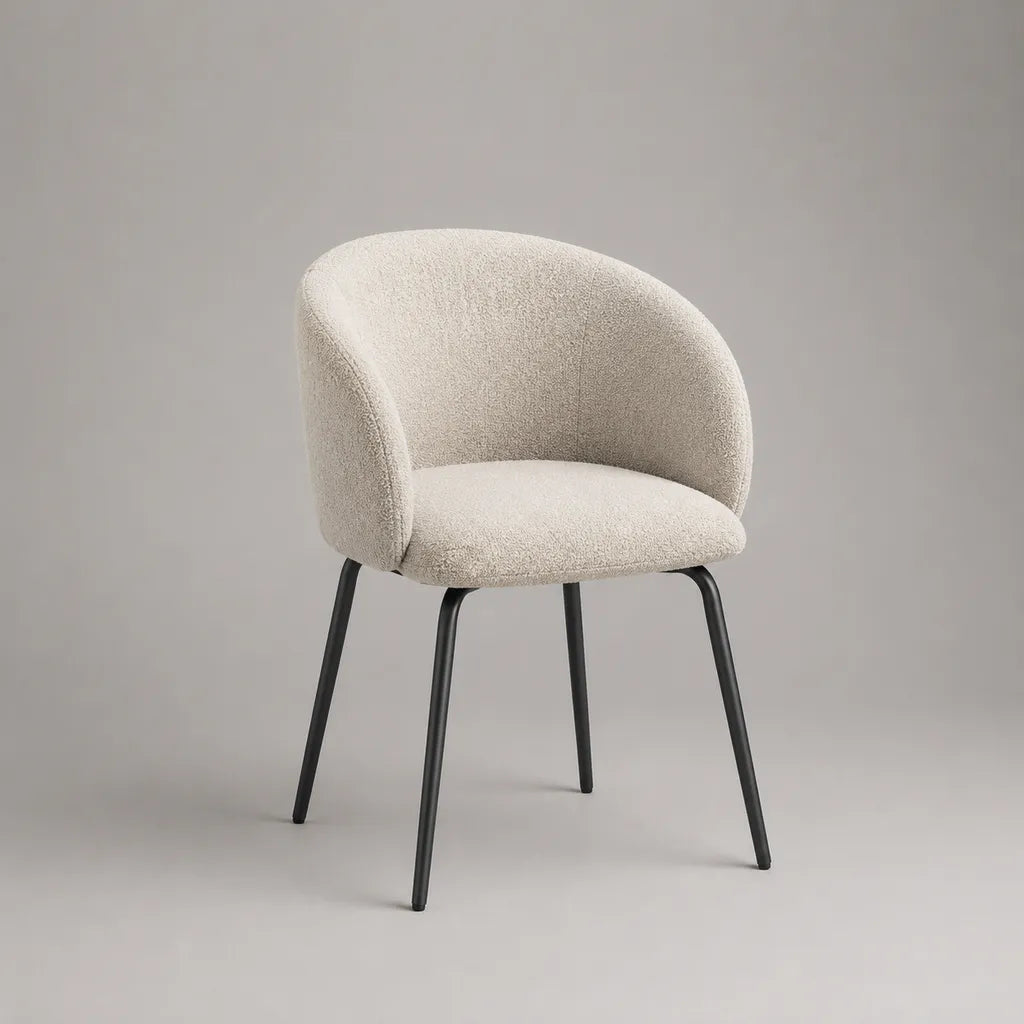 Sedia imbottita in tessuto beige con schienale arrotondato, braccioli e piedi in acciaio nero, 58 × 58 × 78 cm