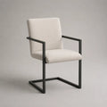 Sedia da pranzo con braccioli in tessuto riccio scuro e metallo nero, slitta, 58 × 61 × 84 cm