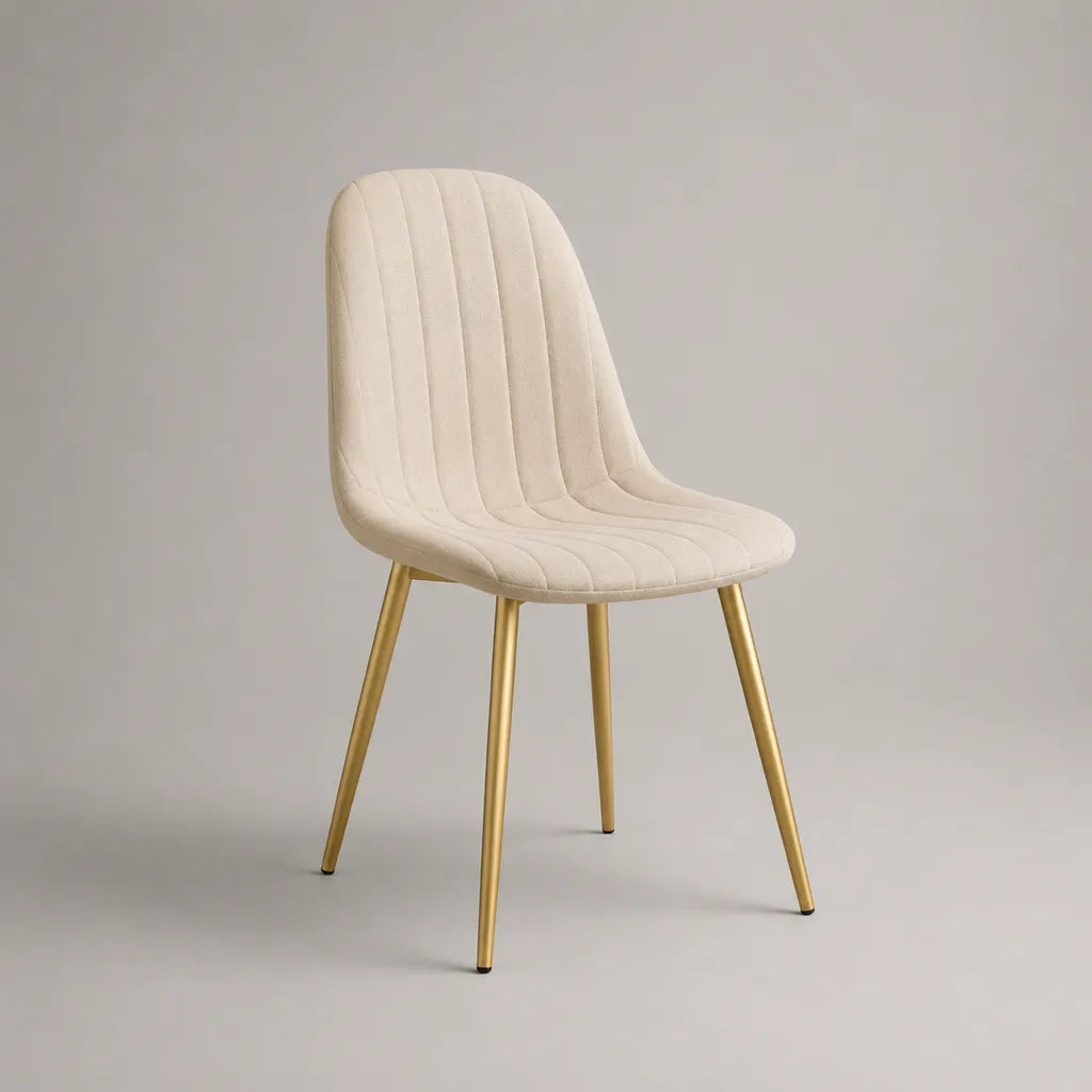 Sedia imbottita in crema poliestere con piedini in acciaio dorato e schienale arrotondato, 48 × 55 × 84 cm