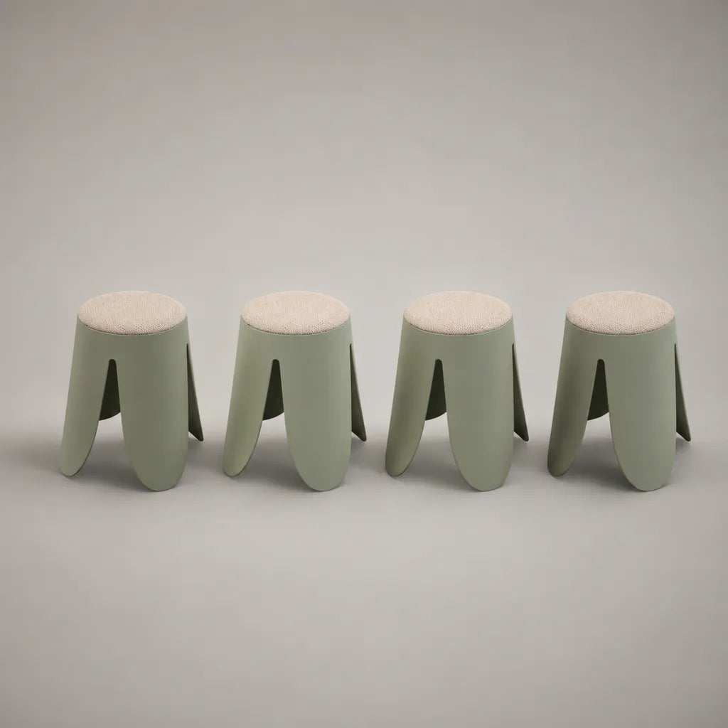 Set di 4 sgabelli bassi imbottiti in polipropilene e poliestere, verde salvia e beige, 33 × 33 × 45 cm